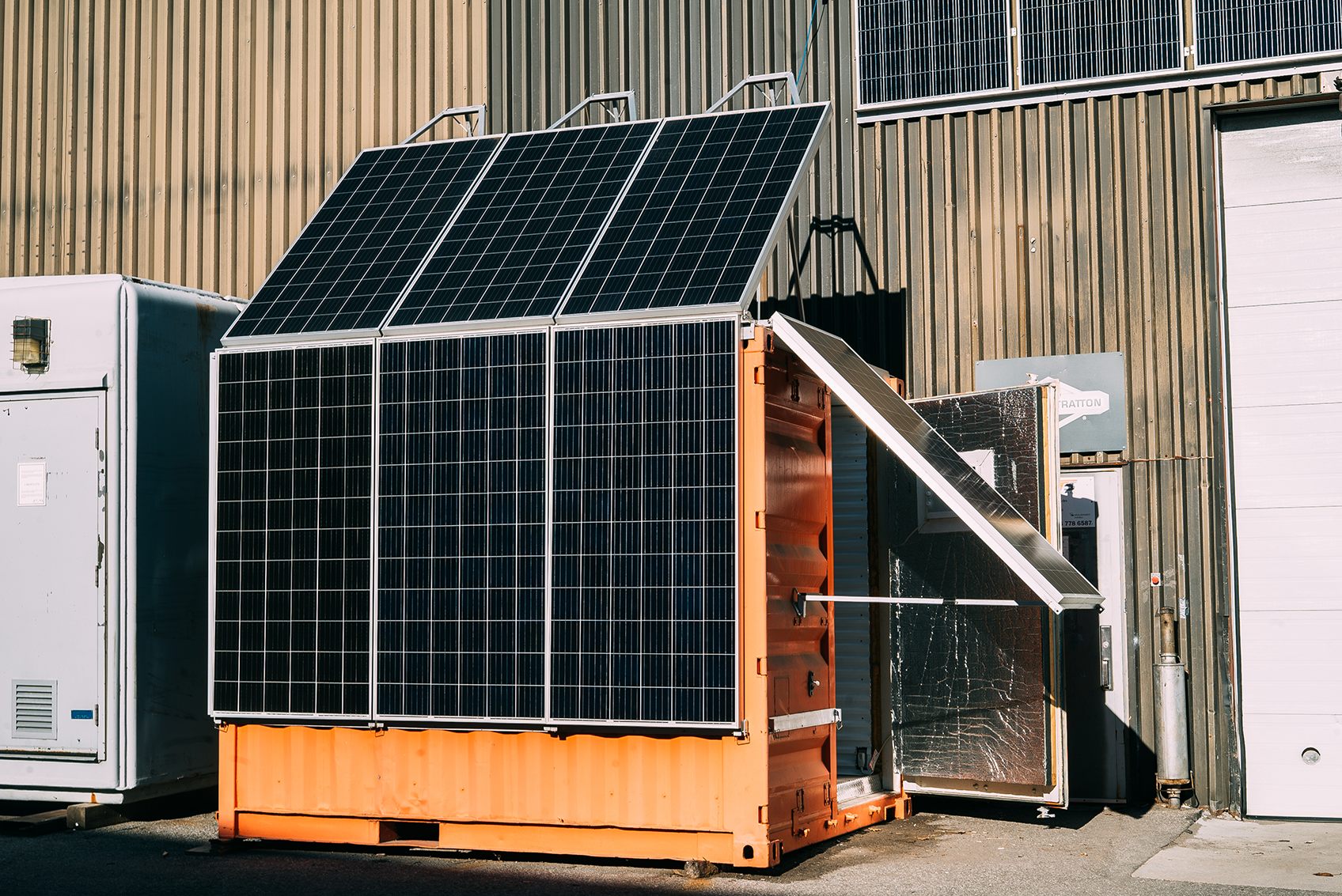 Best Off-Grid Power Solution? Li‑Cube Solar Containers vs. DIY Systems