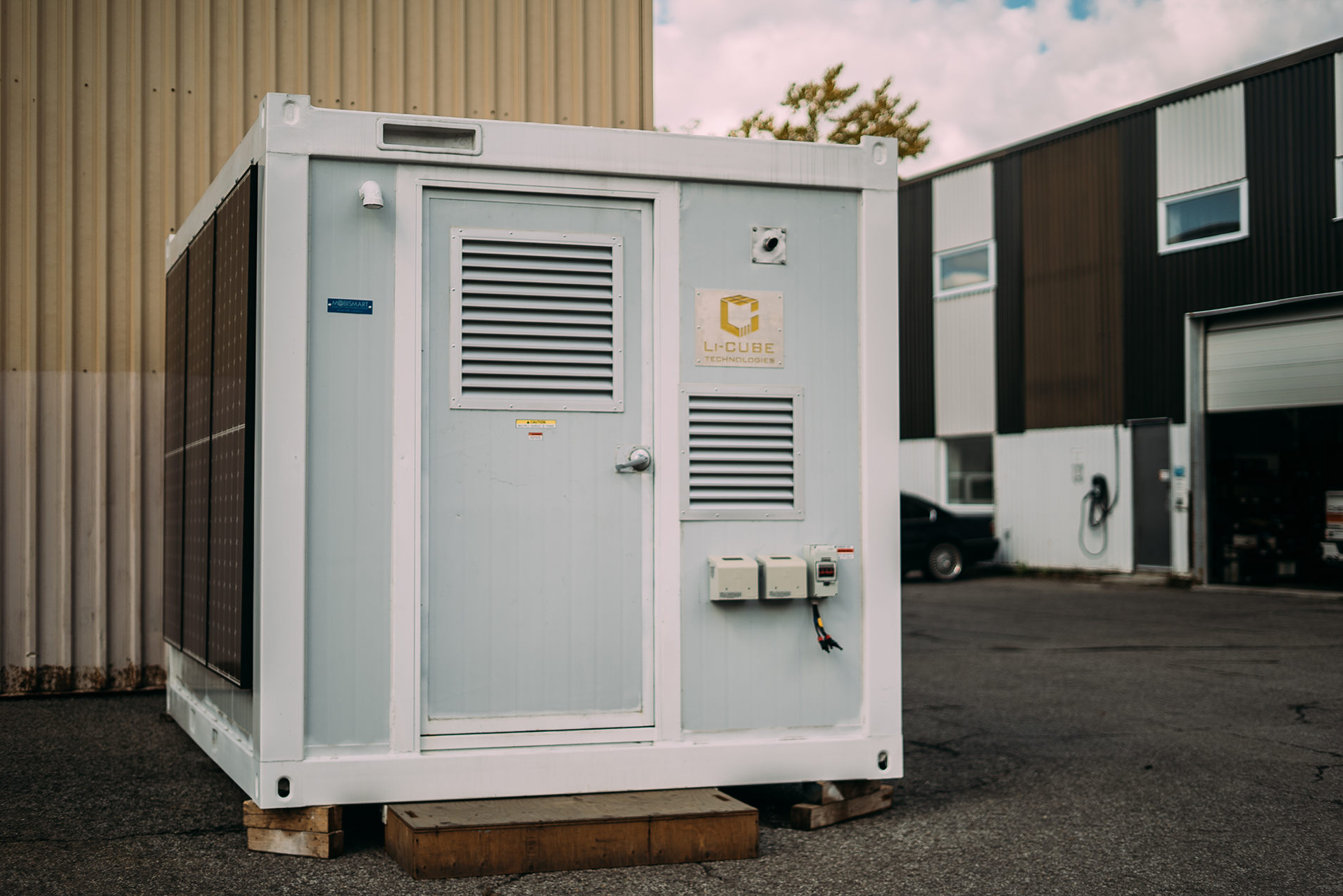 When to Choose Solar Containers Over Portable Generators | Li Cube – Li ...